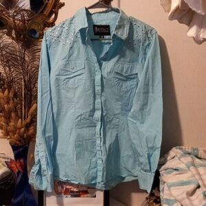 Outback Heritage Women’s Light Blue Snap-Down Shirt with Stud Accents